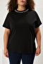 Siyah Yakası Taşlı Relaxed Fit %100 Pamuk Örme Büyük Beden T-shirt TBBSS25BF00021 - 4