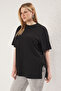 Siyah Yanda Fiyonk Bağlama Detaylı Relaxed Fit Büyük Beden T-shirt TBBSS25BF00025