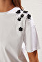 Beyaz Kalın Pamuklu Oversize/Geniş Kalıp Aksesuar Detaylı Örme T-Shirt TWOSS25TS00030 - 4