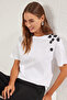 Beyaz Kalın Pamuklu Oversize/Geniş Kalıp Aksesuar Detaylı Örme T-Shirt TWOSS25TS00030