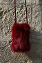 حقيبة نسائية من القطيفة باللون العنابي |   نموذج ساعي البريد ذو الفراء - 5