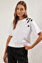 Beyaz Kalın Pamuklu Oversize/Geniş Kalıp Aksesuar Detaylı Örme T-Shirt TWOSS25TS00030 - 2