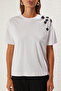 Beyaz Kalın Pamuklu Oversize/Geniş Kalıp Aksesuar Detaylı Örme T-Shirt TWOSS25TS00030 - 3