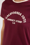 Bordo %100 Pamuk Slogan Baskılı Kontrast Biye Detaylı Örme T-Shirt TWOSS24TS00105 - 3