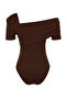 Kahverengi Asimetrik Yakalı Fitted/Vücuda Oturan Çıtçıtlı Örme Body TWOSS23BD00060 - 9
