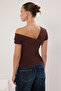 Kahverengi Asimetrik Yaka Fitted/Vücuda Oturan Örme Bluz TWOSS25BZ00381 - 4