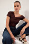 Kahverengi Asimetrik Yaka Fitted/Vücuda Oturan Örme Bluz TWOSS25BZ00381