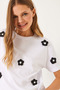 Women's White Crew Neck Daisy Accessory Short Sleeve T-Shirt 60602019 - 5