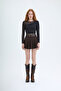 بلوزة بتفاصيل على الكتف من التول باللون الأسود - 3