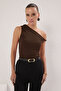 Kahverengi Asimetrik Yaka Büzgü/Drape Detaylı Fitted/Vücuda Oturan Örme Bluz TWOSS25BZ00279