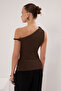 Kahverengi Asimetrik Yaka Büzgü/Drape Detaylı Fitted/Vücuda Oturan Örme Bluz TWOSS25BZ00279 - 4
