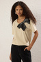 Taş Fiyonk Aksesuar Detaylı Oversize/Geniş Kalıp  Örme T-Shirt TWOSS25TS00044