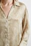 قميص ساتان بنمط V-Neck باللون الأخضر - 3