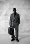 بدلة رجالية كبيرة الحجم بأزرار مزدوجة باللون الرمادي