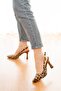 حذاء Elanor Leopard Tan بإبزيم جانبي (8 سم) بكعب ومقدمة مدببة - 4