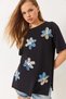 Women's Black Floral Embroidered Casual Crew Neck T-Shirt with Side Slits 60283068 - 3