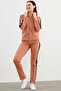طقم بدلة رياضية بياقة واقفة وتطريز بسحاب - سلمون - 2