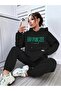 طقم بدلة رياضية Happiness Sweatshirt Jogger - غطاء رأس كبير الحجم مطبوع باللون الأسود