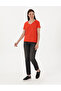 تي شيرت أساسي بقصة عادية ورقبة على شكل حرف V باللون الأحمر 50305749-VR030 - 4