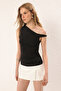 Siyah Asimetrik Yaka Büzgü/Drape Detaylı Fitted/Vücuda Oturan Örme Bluz TWOSS25BZ00279