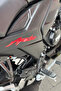 حروف أباتشي باللون الأحمر لليمين واليسار لـ TVS Apache RTR (2 قطعة) - 2