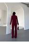 بدلة نسائية مكونة من سترة وبنطلون بزر واحد باللون الأحمر الداكن - 3