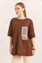 Soft textured fit t-shirt with wicker pocket coffee
