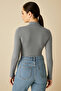 بدلة نسائية أساسية ذات ياقة مدورة باللون الرمادي - 4