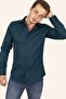 قميص رجالي Slim Fit بأزرار مربعة، داخل علبة هدايا، باللون الأخضر الزمردي - 7