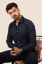 قميص رجالي باللون الأزرق الداكن بنمط البقلاوة Slimfit هدية محاصر - 4
