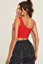سترة نسائية حمراء بكتف واحد من Under Moda - 5
