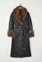 Özel Koleksiyon Siyah Suni Deri Kürk Detaylı Mono Kapama Oversize Uzun Kaban TWOAW26KB00039 - 7