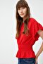 بلوزة حمراء نسائية