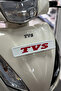 ملصق ملصق TVS باللون الأحمر لحامل لوحة أمامية لـ TVS Jupiter (قطعة واحدة) - 3