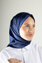 وشاح Aura ذو اللون الموحد - خيار أنيق للتنسيقات الكاجوال والمتقنية