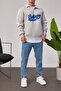 سويت شيرت رجالي بياقة كوليدج باللون الرمادي الكريمي، كبير الحجم، بسحاب نصف كلي، 3 خيوط، مزخرف - 3