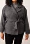 معطف رمادي داكن منقوش بنمط منتظم وحزام كشمير نحيف مقاس كبير TWOAW26AW00017 - 3