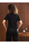 بلوزة سوداء برقبة دائرية وأزرار - 5