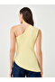 بلوزة صفراء مجمعة برقبة غير متماثلة - 4