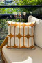Amber Grid – غطاء وسادة منقوش باللون البرتقالي والأبيض باوهاوس مقاس 45 × 45 سم - 2