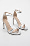 صندل نسائي بكعب كلاسيكي وحزام بيضاوي الشكل باللون الفضي من Torhen - 5