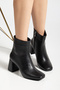 حذاء نسائي أسود قصير بمقدمة مربعة