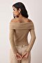 Bej Yumoş Düşük Omuzlu Carmen Yaka Fitted/Vücuda Oturan Örme Bluz TWOAW26BZ00081 - 4