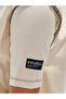 تي شيرت كبير الحجم بكتف منسدل وشعار مع درزات مكشوفة - 4