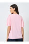 تي شيرت وردي بأكمام قصيرة ومكشكش - 5