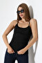 Slim Fit Slim Fit حمالات رفيعة ورقبة على شكل حرف U ناعمة الملمس قميص نسائي أساسي 22001 أسود - 3