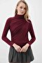 بلوزة نسائية من القماش الرملي بأكمام طويلة وياقة نصف دائرية باللون العنابي