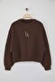 Kahverengi Bisiklet Yaka Regular Fit Nakışlı Kalın İçi Polarlı Örme Sweatshirt TWOAW24SW00199 - 5