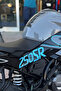 ملصق تصريف مركزي باللون الأزرق الفاتح مع حروف 250SR لسيارة CFMOTO 250SR (قطعتان) - 2