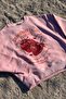 سويت شيرت نسائي كبير الحجم مطبوع عليه Strawberry Fields باللون الوردي – ياقة دائرية، 3 خيوط مطرزة - 4